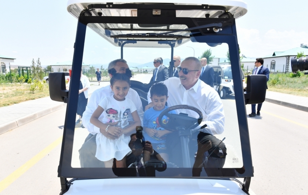Ilham Aliyev et Rustam Minnikhanov se déplacent dans le village d’Aghaly de la région de Zenguilan