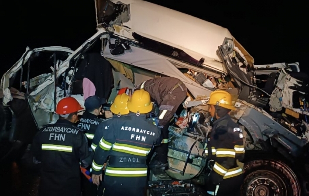 Tovuzda yük maşını avtobusla toqquşdu