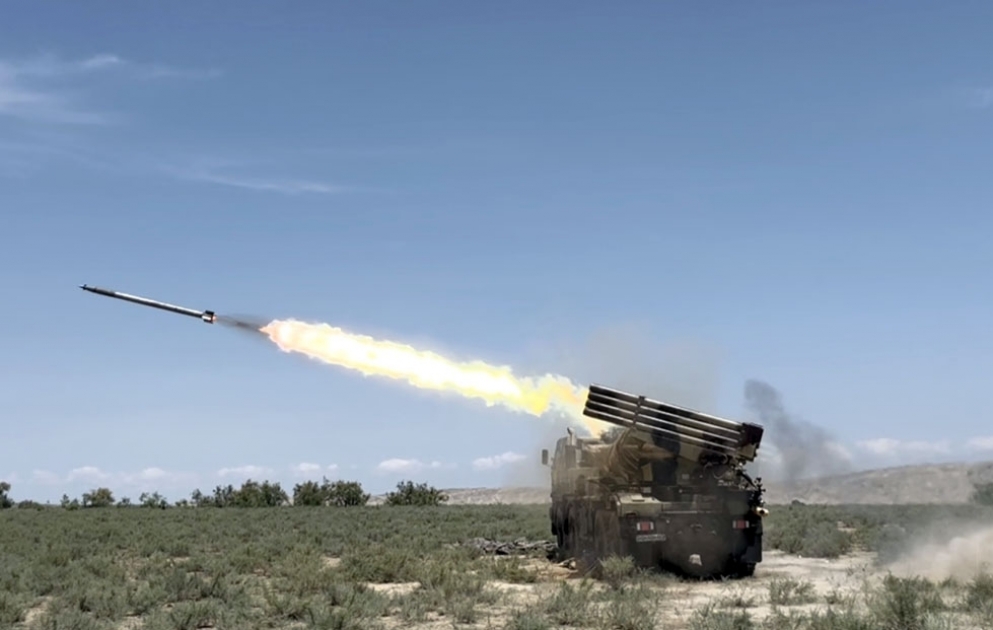 Verteidigungsministerium: Raketen- und Artillerieeinheiten führen Schießübungen durch