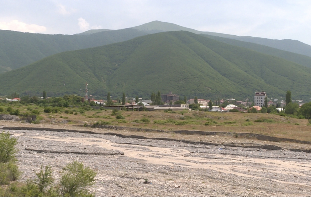 Şəkidəki çaylar daşqın təhlükəsinə qarşı təmizlənir