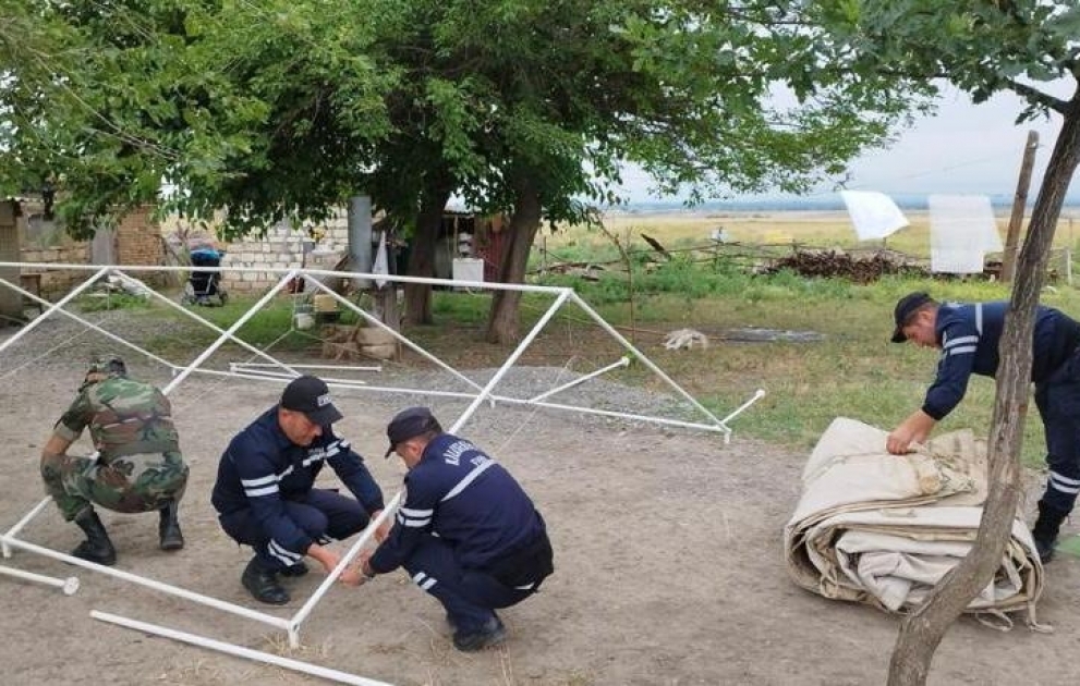 Qaxda evini sel aparan şəxs üçün çadır ev qurulub