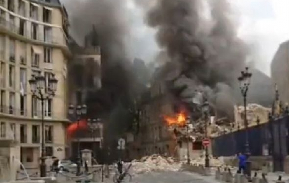 Взрыв прогремел в историческом центре Парижа