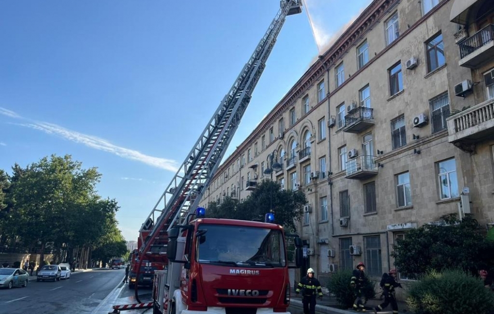 В Баку произошел пожар в пятиэтажном жилом доме