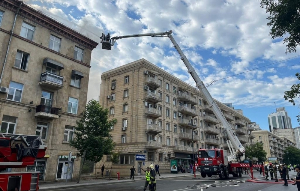Пожар в пятиэтажном жилом доме в Баку локализован