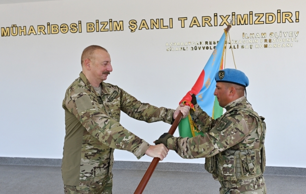 President Ilham Aliyev viewed conditions created at one of commando military units of Ministry of Defense, and presented battle flag to military unit