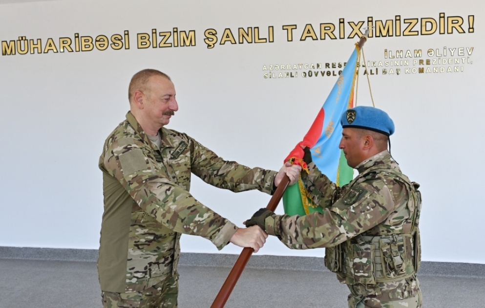 Le président de la République visite une base militaire commando