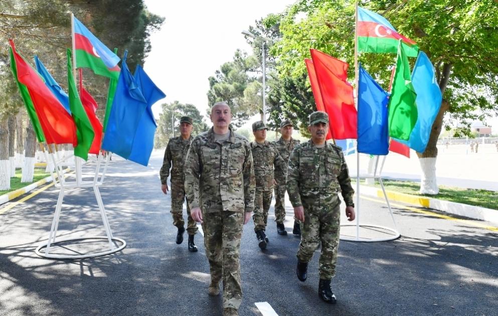 Prezident İlham Əliyev Müdafiə Nazirliyinin komando hərbi hissələrinin birinə Döyüş bayrağını təqdim edib