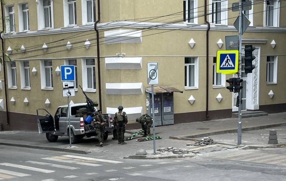 Солдаты ЧВК «Вагнер» устанавливают «минные шлагбаумы» в Ростове