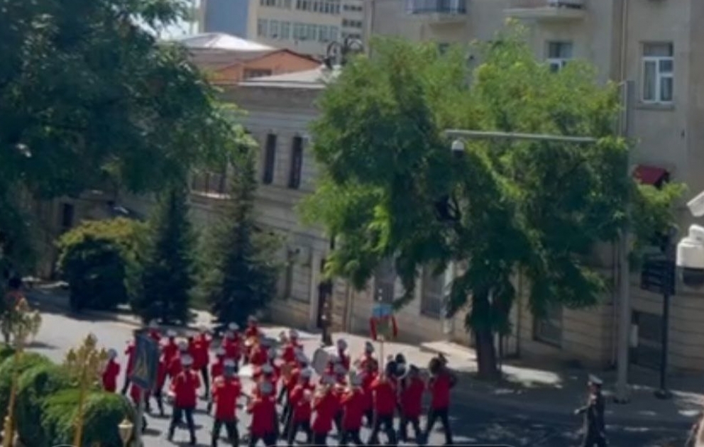 Bakıda hərbi orkestrlərin müşayiəti ilə yürüş təşkil olunub