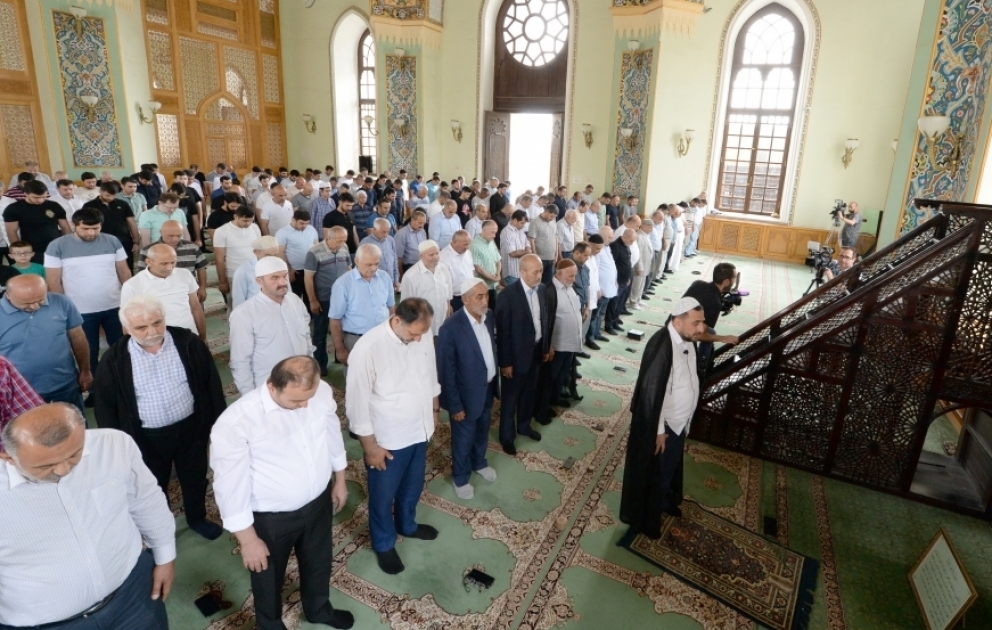 Azərbaycanda bayram namazı qılındı