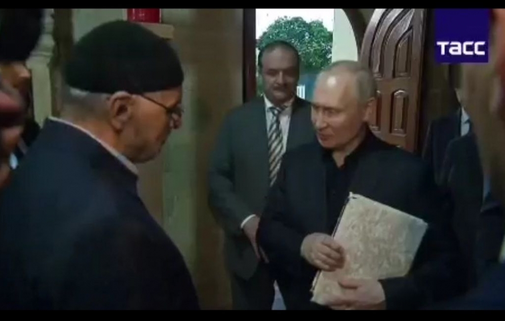 Путину подарили Коран в Дербенте
