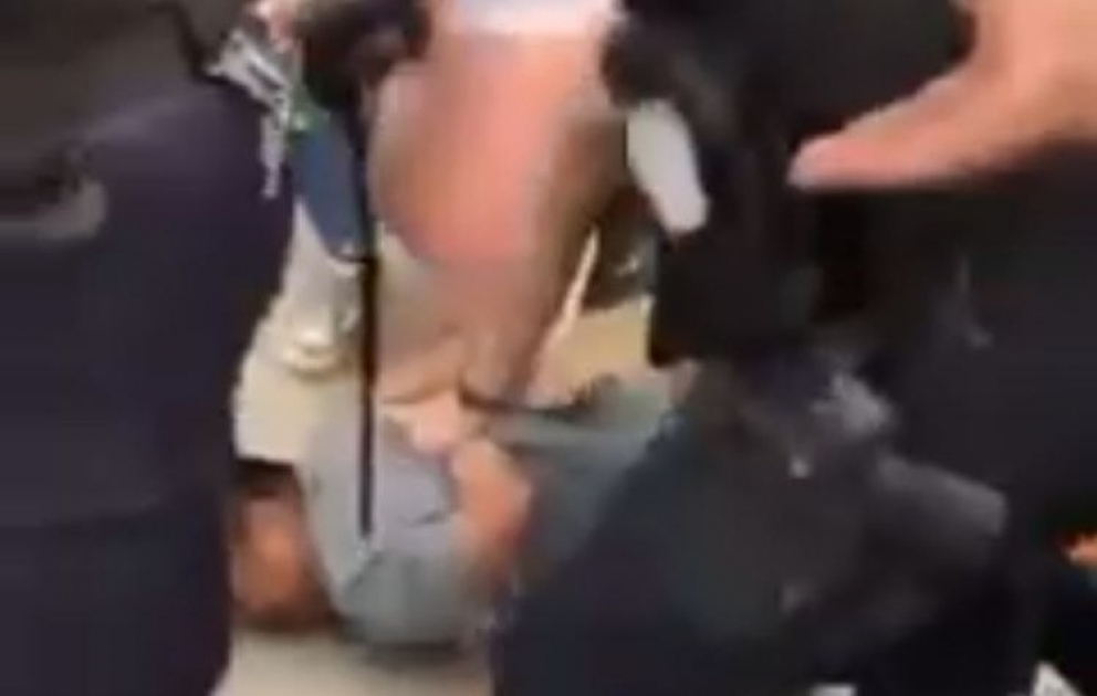 Fransada iğtişaşlar zamanı Daun sindromlu şəxs anasının gözü önündə həbs edildi