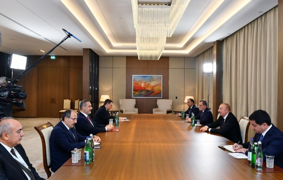 Präsident Ilham Aliyev empfängt türkischen Außenminister