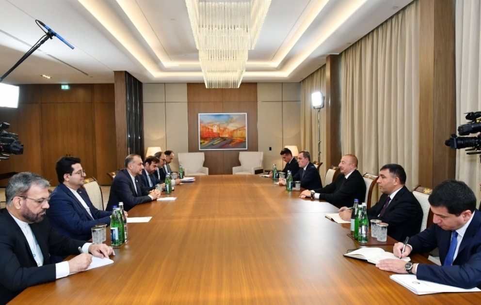 Präsident Ilham Aliyev empfängt iranischen Außenminister