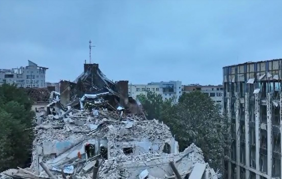 Lvova raket hücumu zamanı yaşayış binası dağılıb, azı 4 nəfər həlak olub