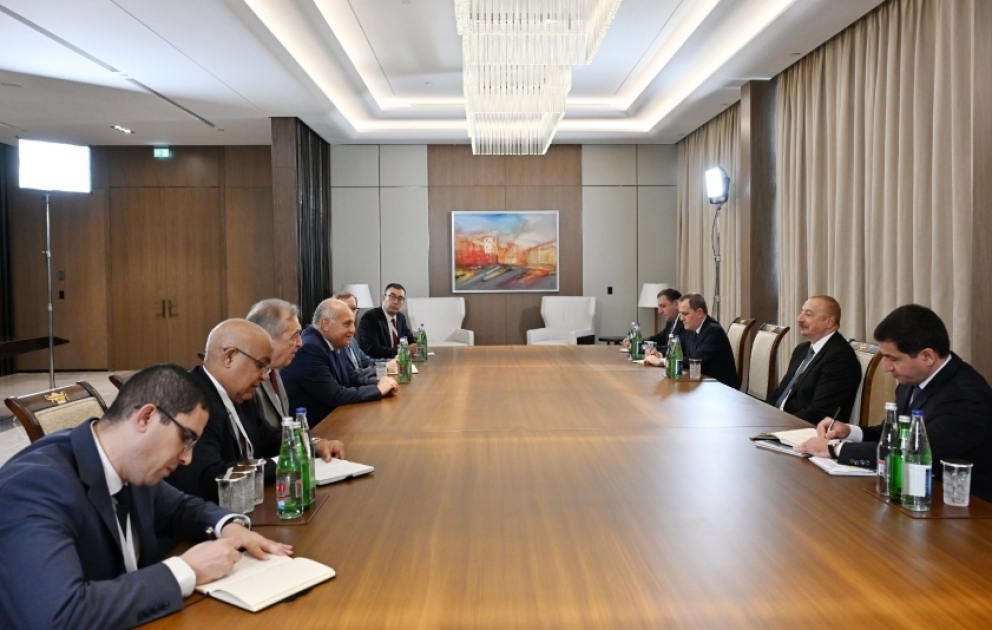 Entretien du président azerbaïdjanais avec le ministre algérien des Affaires étrangères et de la Communauté nationale à l'étranger