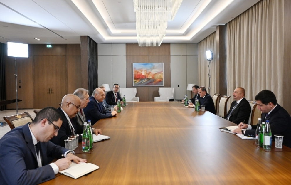 Президент Ильхам Алиев принял министра иностранных дел и национального сообщества за рубежом Алжира