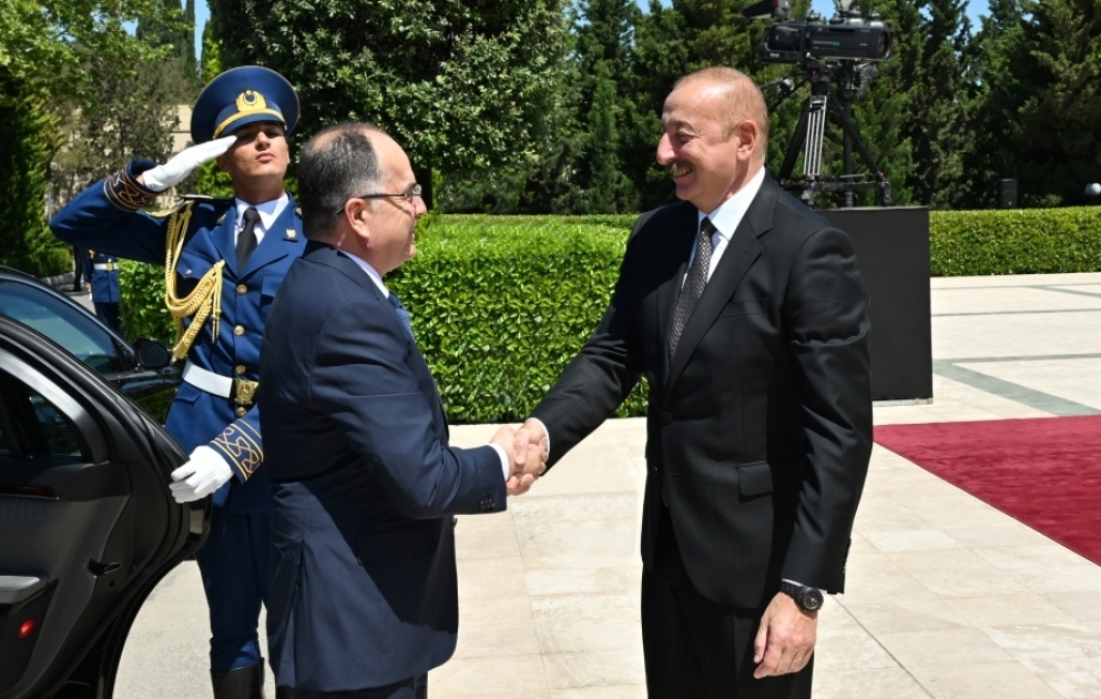 Cérémonie d’accueil officiel du président albanais à Bakou