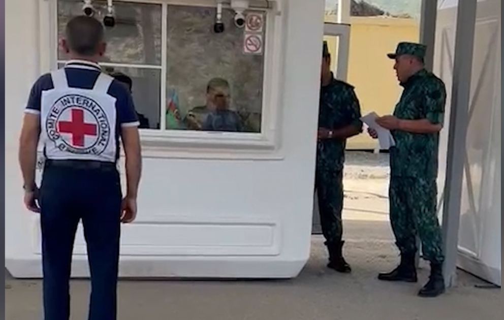 Mülki ermənilər Laçındakı sərhəd-buraxılış məntəqəsindən sərbəst keçirlər