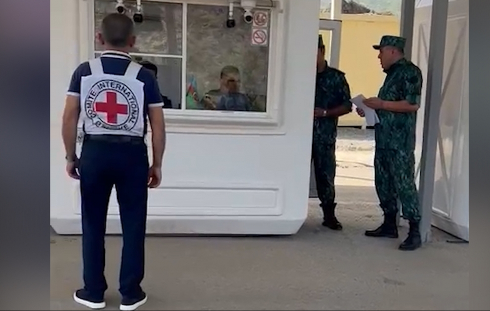 Кадры беспрепятственного прохода армянскими жителями Карабаха ППП «Лачын»