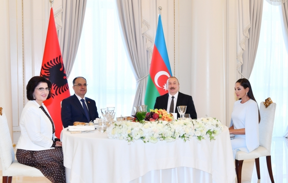 Präsident Ilham Aliyev gibt offizielles Gastmahl zu Ehren von Präsident Bajram Begaj