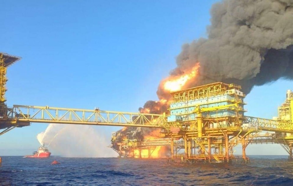 Meksika körfəzində neft platformasında baş verən yanğında iki işçi ölüb