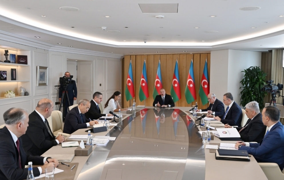 Une réunion consacrée au bilan socio-économique du premier semestre de cette année se tient sous la présidence du président Ilham Aliyev
