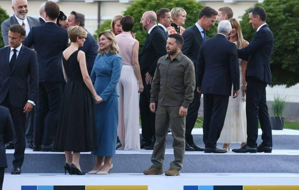Zelenski  Nato sammitinə hərbi forma ilə qatıldı