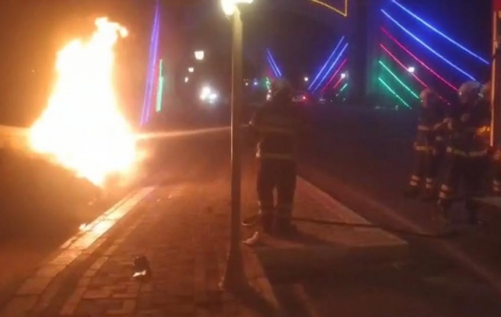 В Нахчыване автомобиль загорелся после ДТП, спасены два человека