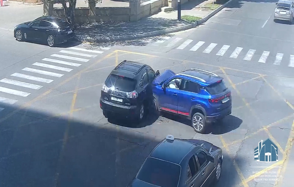 Bakıda iki maşın toqquşub, işıqfor aşıb