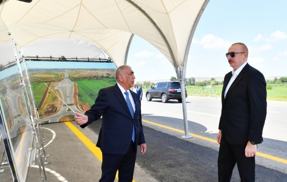 Le président de la République inspecte l’avancement de la construction d’un tronçon de la route Ahmadbeyli-Fuzouli-Choucha