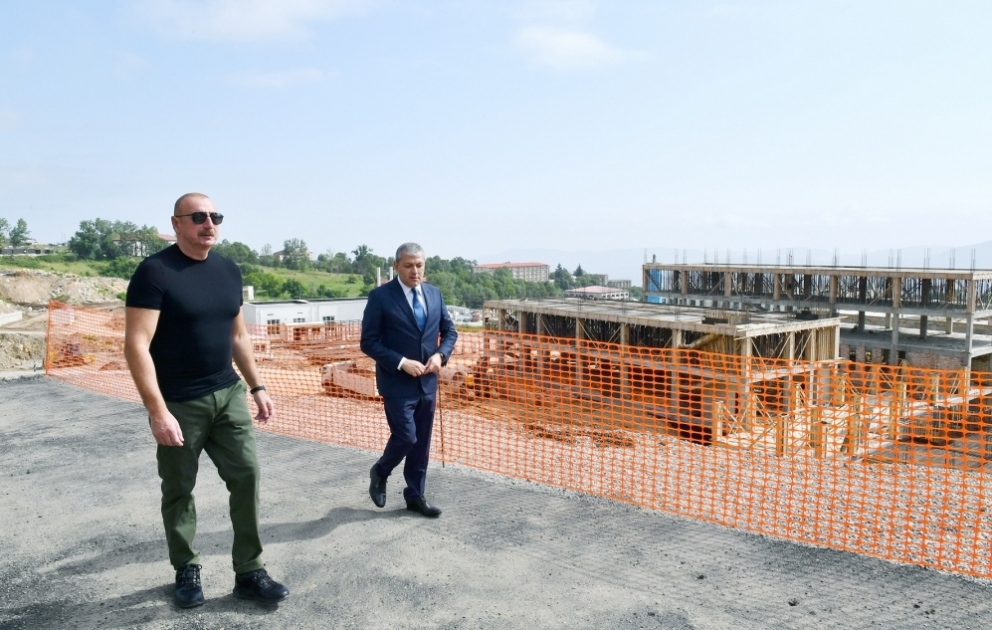 Präsident Ilham Aliyev besucht Region Schuscha