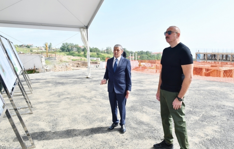 Prezident İlham Əliyev Şuşa şəhər xəstəxanasının binasında tikinti işlərinin gedişi ilə tanış olub