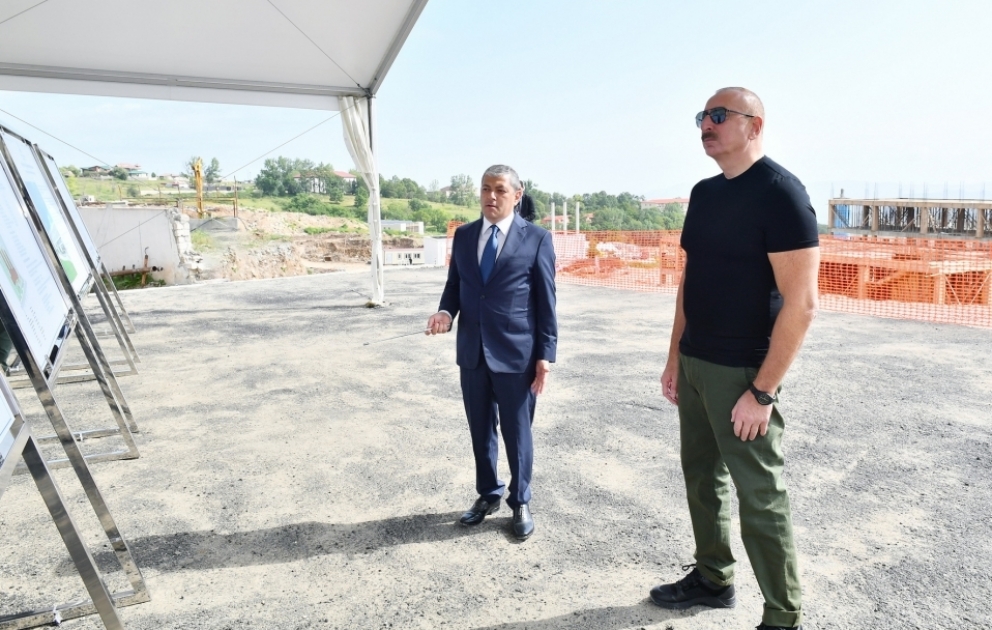 Le président azerbaïdjanais visite le chantier de l’hôpital urbain de Choucha