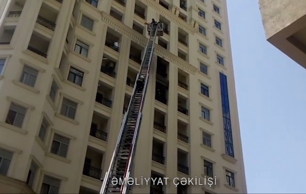 Bakıda çoxmərtəbəli binada yanğın baş verib