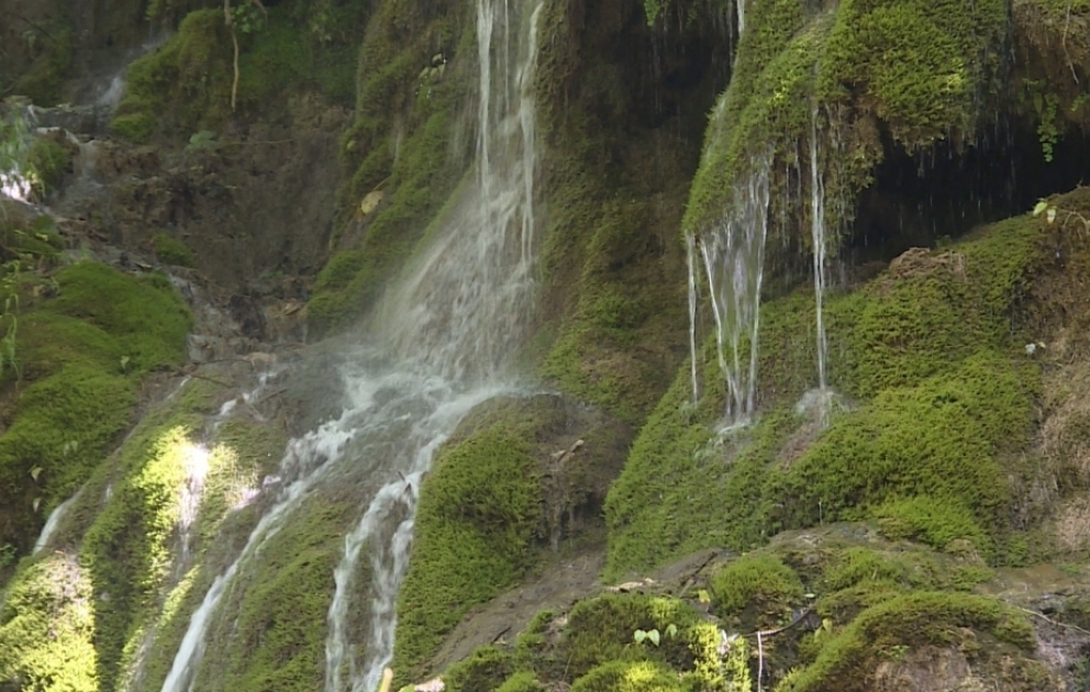 Qaxın Mamırlı şəlaləsinə turistlərin ziyarəti davam edir