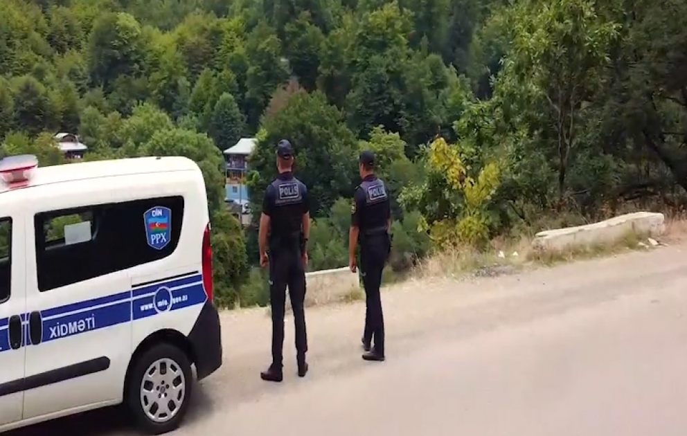 Turizm bögələrində polis əməkdaşları fasiləsiz xidmət aparır