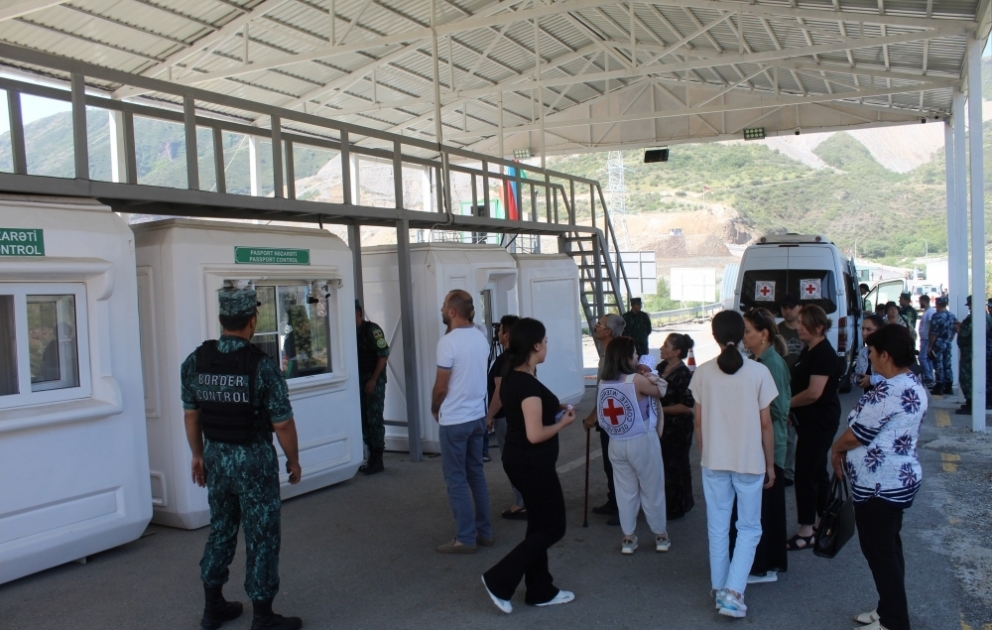 Les résidents arméniens du Karabagh ayant besoin de soins médicaux traversent librement le point de contrôle frontalier de Latchine