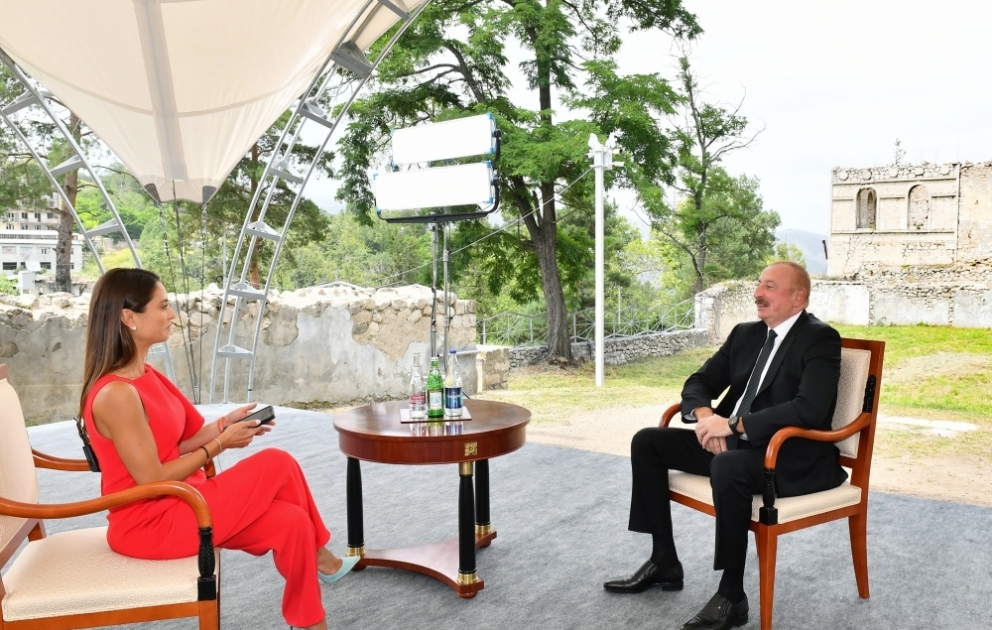 Le président Ilham Aliyev accorde une interview à la chaîne de télévision Euronews