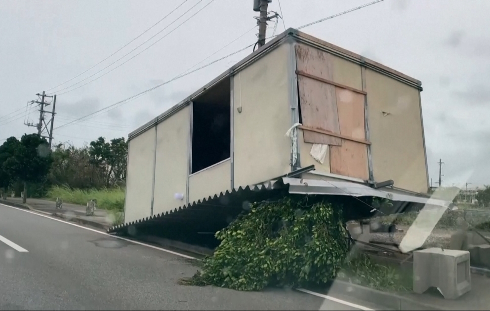 Japon : Le typhon Khanun frappe Okinawa, faisant 2 morts