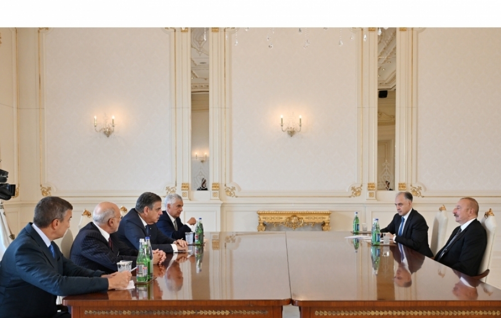 Präsident Ilham Aliyev empfängt CEO von Leonardo