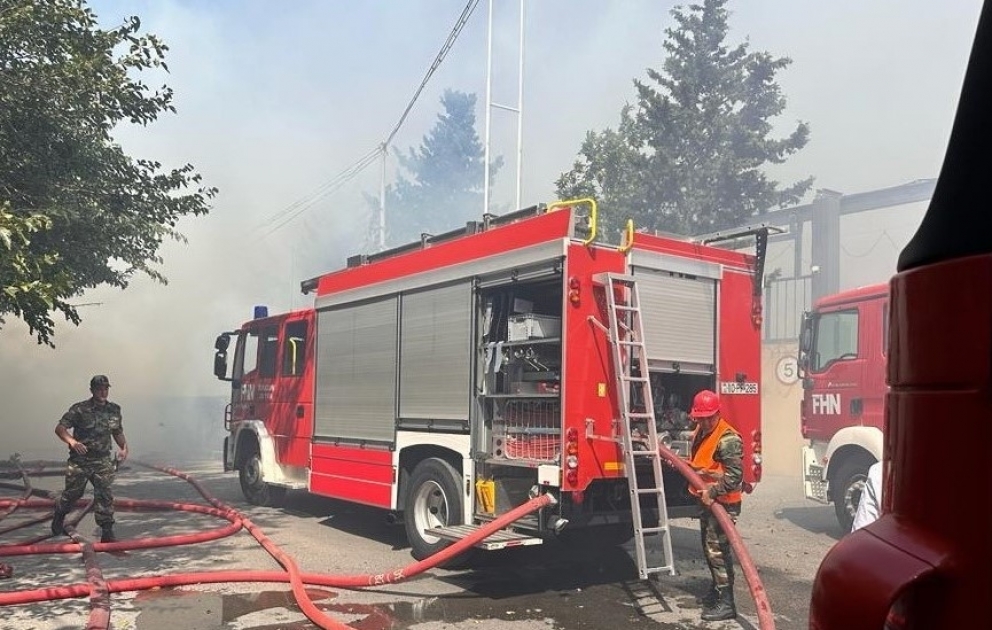 В Баку возник пожар на открытой местности