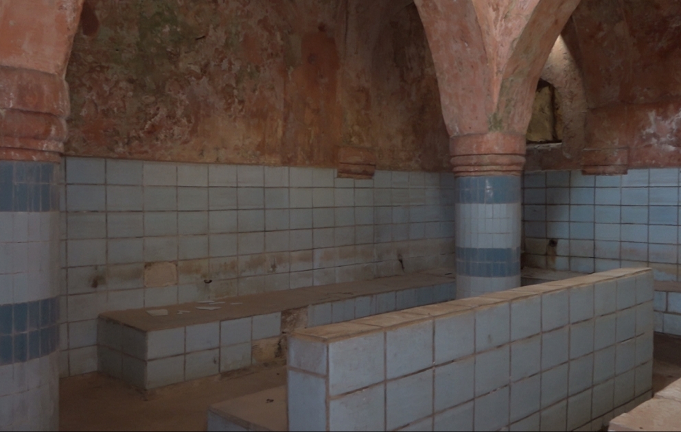 Təmizlik simvolu olan tarixi hamam təmizliyə həsrət qalıb