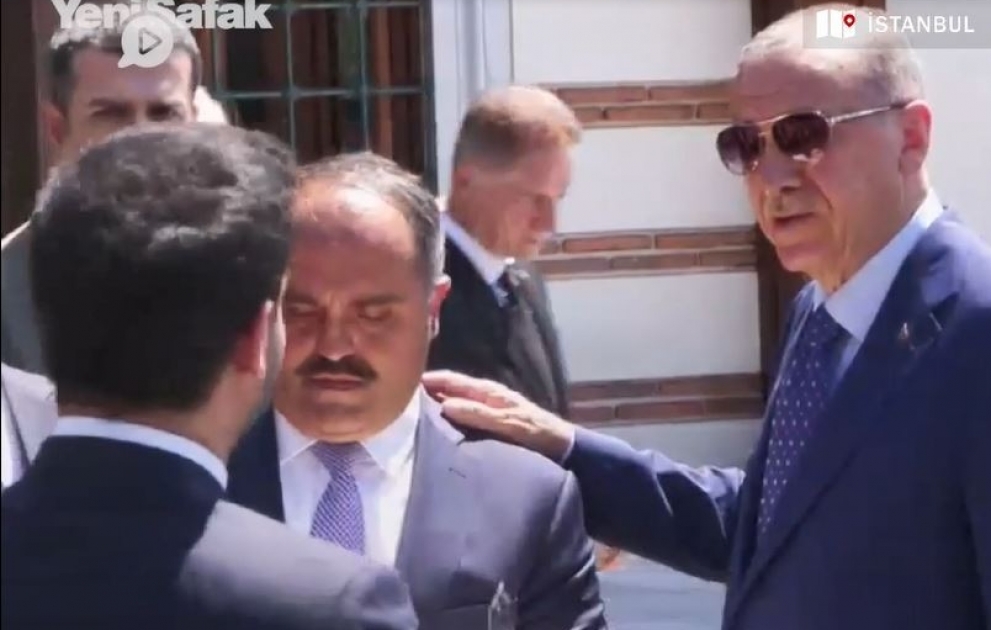 Ərdoğan jurnalistləri dondurmaya qonaq etdi