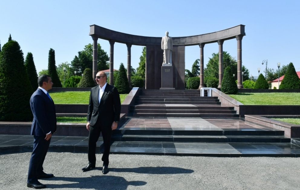 Präsident Ilham Aliyev besucht Region Schamkir