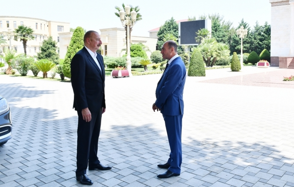 Le président Ilham Aliyev se déplace dans la région de Berdé