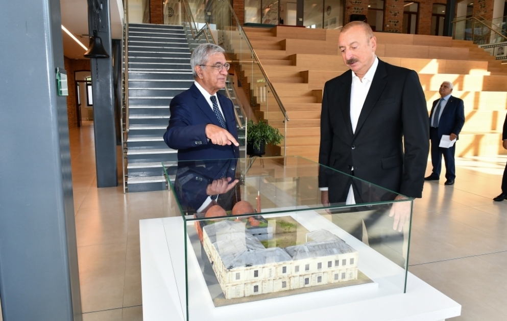 Präsident Ilham Aliyev macht sich mit im Zentrum für Lehrerseminar von ADA-Universität in Gazakh geschaffenen Bedingungen vertraut