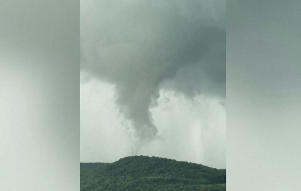 2 dead, thousands of flight cancellations, 1.1 million lose power in eastern US storms