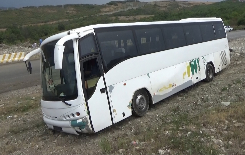 Turistləri daşıyan avtobus Ağsu dolaylarında qəzaya uğradı