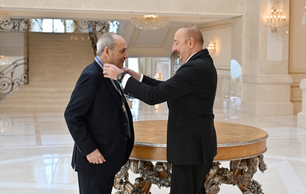 Prezident İlham Əliyev Xalq artisti Rasim Balayevə “İstiqlal” ordenini təqdim edib